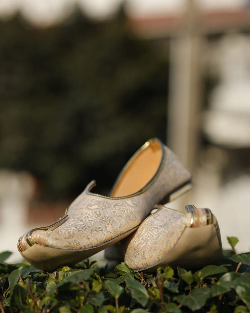 Tilla-worked wedding juttis